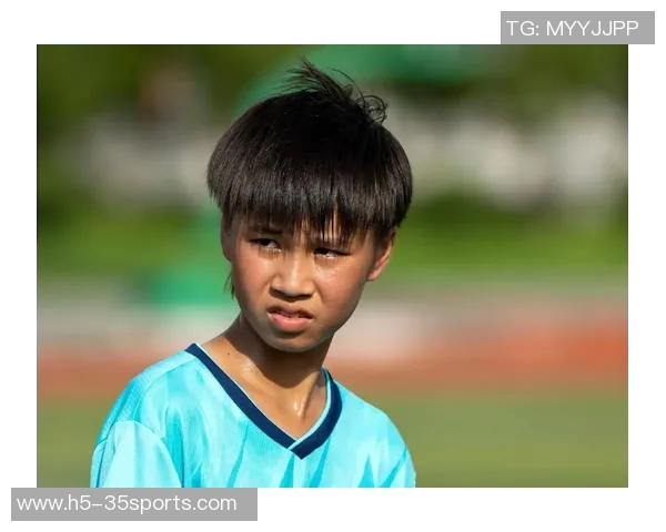 足球头型的独特魅力与风格解析让我们一起探索球场上的时尚与个性